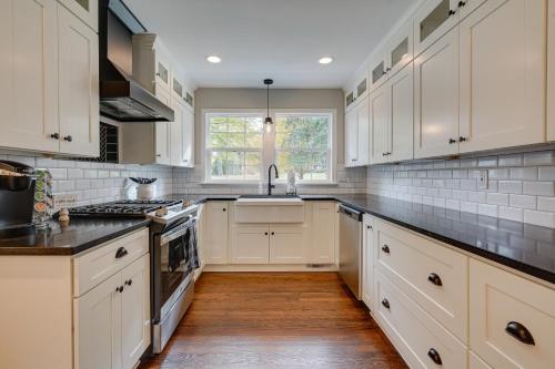 Powell Home with Fire Pit - 5 Mi to Columbus Zoo! Powell Home with Fire Pit - 5 Mi to Columbus Zoo!