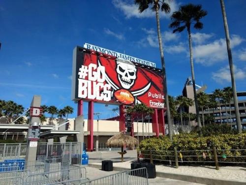 CH · Amazing House with 3/2 relax Near Raymond Stadium in Tampa, USA