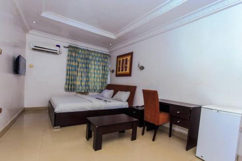 1 queen bed, 1 sofa bed