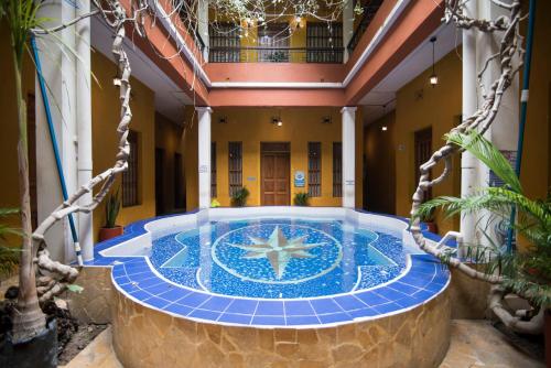 Kolam renang, La Brisa Loca Hostel in Santa Marta