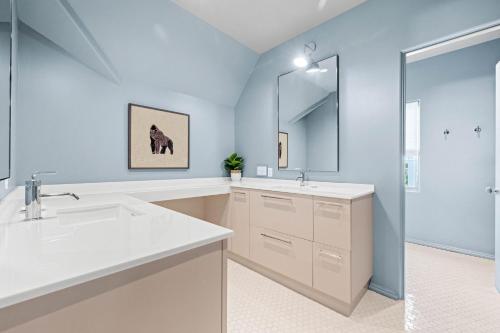 Five-Bedroom House image 3