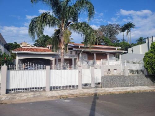 Casa em ampla e confortável em bairro nobre