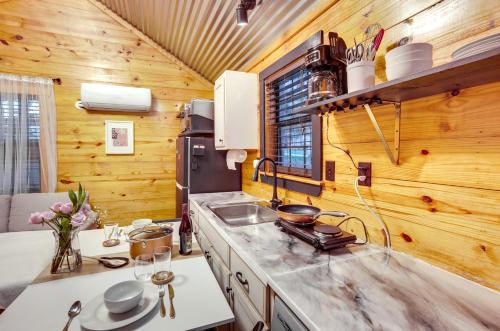 Cozy Onalaska Cabin about 2 Mi to Lake Livingston! in Blanchard, USA