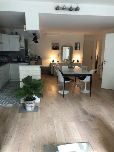 Two bedrooms apartment- ideal location near Paris