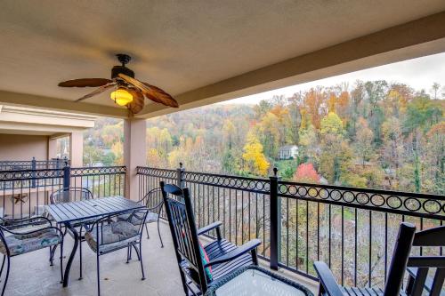 Newly-Renovated Condo with Mtn Views - Walk to Dtwn! in Gatlinburg, USA