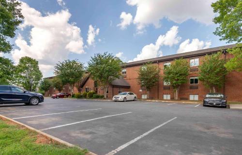 Extended Stay America Select Suites - Charlotte - University Place - E McCullough Dr