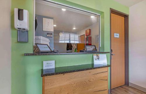 WoodSpring Suites Gainesville - image 9