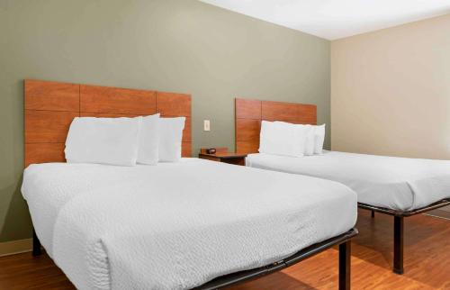 2 queen beds