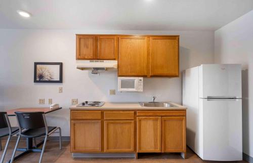 WoodSpring Suites Lakeland - image 11