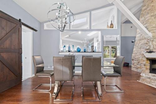 Your OASIS Nestled IN Wooded River Views, POOL! in Manchaca, USA