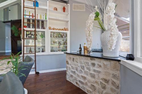 Your OASIS Nestled IN Wooded River Views, POOL! in Manchaca, USA
