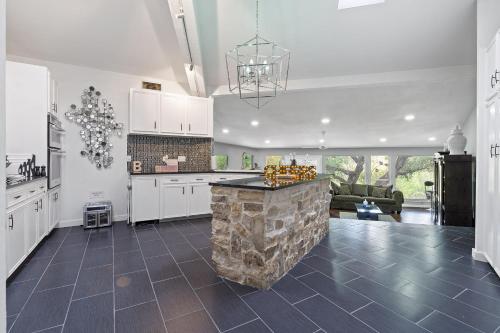 Konyha, Your OASIS Nestled IN Wooded River Views, POOL! in Manchaca