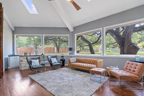 Your OASIS Nestled IN Wooded River Views, POOL! in Manchaca, USA