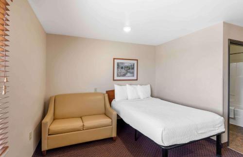 Extended Stay America Select Suites - Loveland Room Type - Standard Queen Room with Sofabed - Non Smoking
