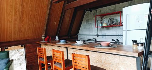 Chalé sobre o rio com cachoeiras na Mantiqueira