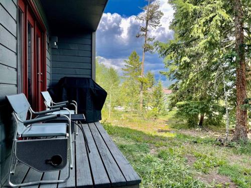 Cozy Ski Condo + Hot Tub + Fireplace + Heated Pool in Silverthorne, USA