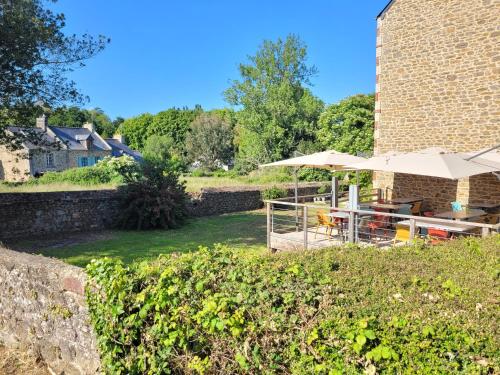 บริการและสิ่งอำนวยความสะดวก, Le petit Montmartre in ดีนาร์