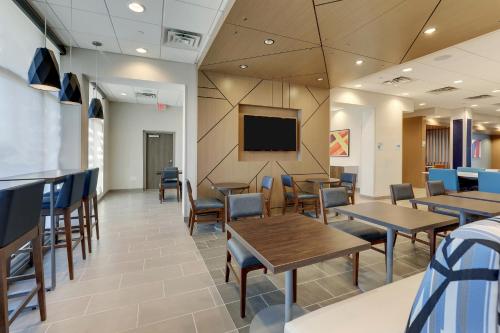 Holiday Inn Express Holly Springs Raleigh Area By IHG - 공용 라운지/TV 시청 구역