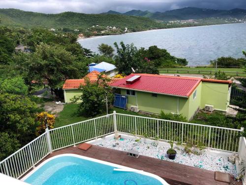 Maison de 3 chambres a Le Diamant a 100 m de la plage avec vue sur la mer piscine partagee et jardin clos