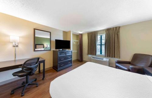 Extended Stay America Suites - Tampa - Airport - N. Westshore Blvd. near Cypress Point Park