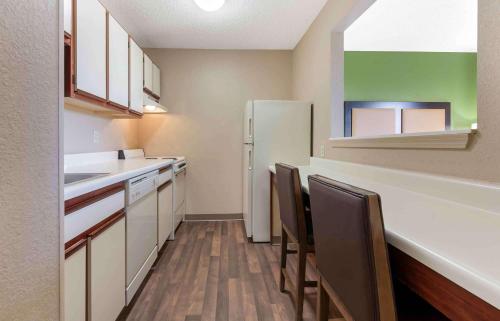 Extended Stay America Select Suites - Rockford - State Street