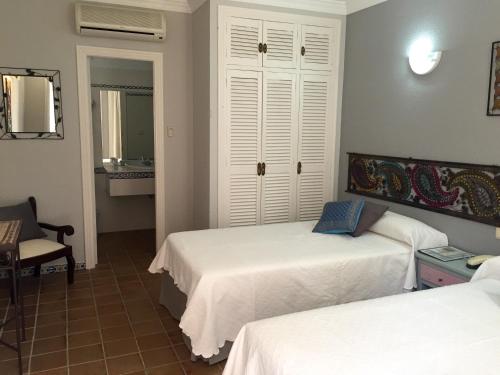 2 twin beds