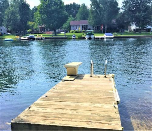 3 Waterfront Cottages on Lake Sparrow - Sleeps 16