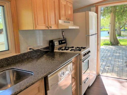 3 Waterfront Cottages on Lake Sparrow - Sleeps 16