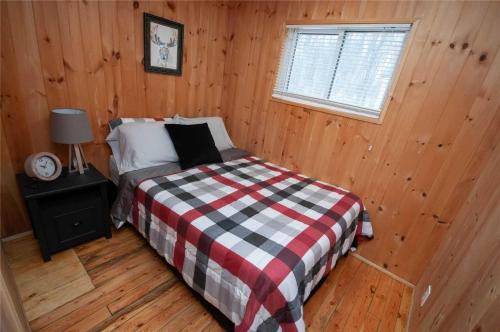 3 Waterfront Cottages on Lake Sparrow - Sleeps 16