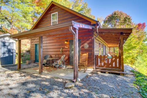 . Mountaintop Cabin in Ellijay with Views and Fire Pit!