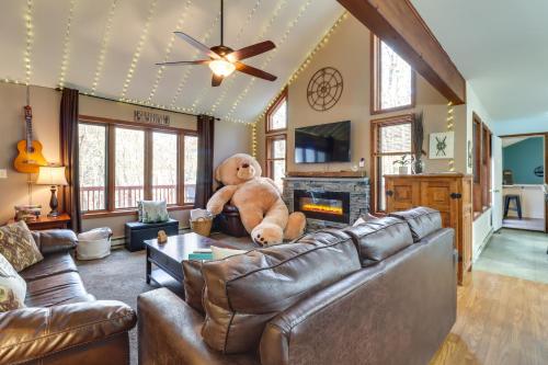 Pocono Mountains Retreat with Pool Table and Hot Tub!