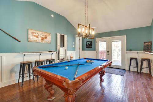 Pocono Mountains Retreat with Pool Table and Hot Tub!