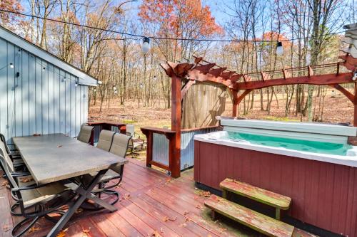 Pocono Mountains Retreat with Pool Table and Hot Tub!