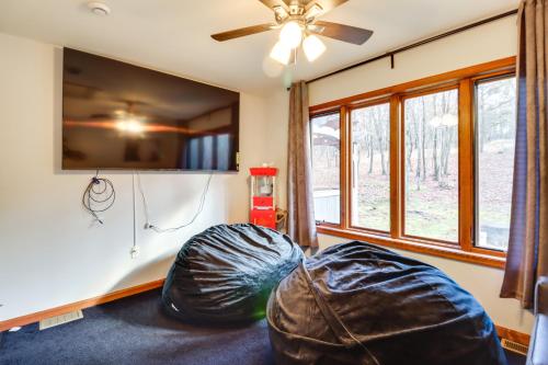Pocono Mountains Retreat with Pool Table and Hot Tub!