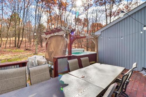 Pocono Mountains Retreat with Pool Table and Hot Tub!