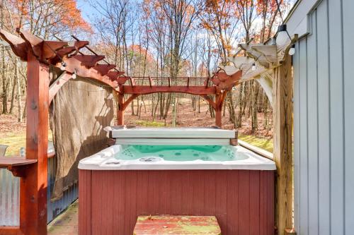 Pocono Mountains Retreat with Pool Table and Hot Tub!