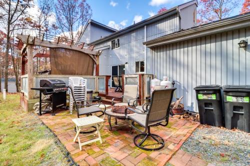 Pocono Mountains Retreat with Pool Table and Hot Tub!