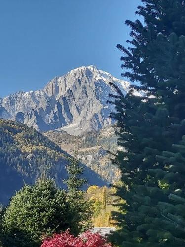  Tipica casa di montagna nel borgo del Verrand a Courmayeur in Pré-Saint-Didier