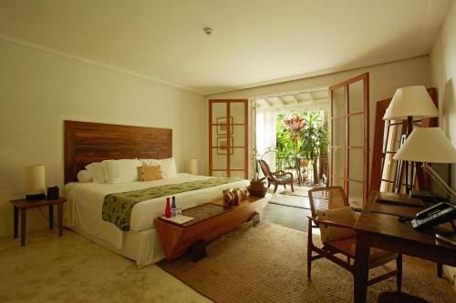 Deluxe King Room with Balcony and View image 6