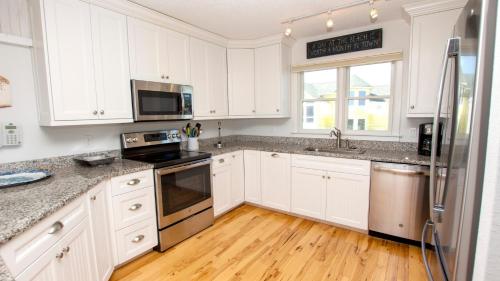 OS3Q, Banana Wind- Oceanfront, Private Pool, Ocean Views, Close to Beach Access!