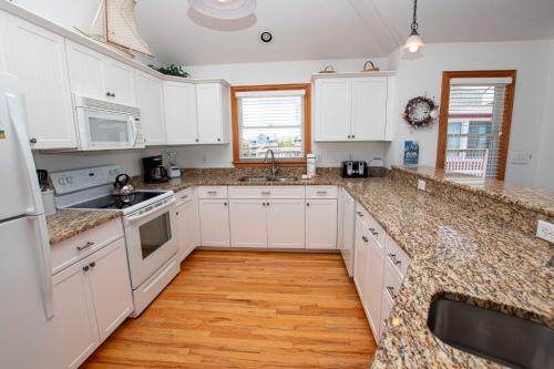 Semi-Oceanfront, Close to Beach, Private Pool, Pool Table, OS5Q, Olympus, Corolla (foto 9)