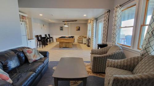 OS7Q, Dune Nothin- Oceanfront, Ocean Views, Private Pool, Pool Table, Dogs Welcome