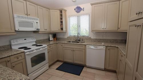 Oceanside, Hot Tub, Screened porch, Close to Beach, OS9H, Starfisher, Corolla (photo 10)