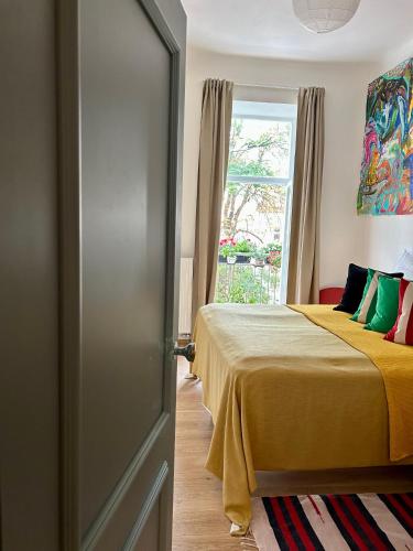 Green balcony & king size bed, Prague (photo 6)
