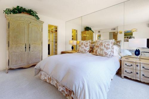 Rancho Mirage Condo - Tap to explore photos