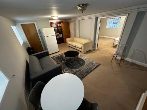 1 BR Gem: Discover Andersonvilles Garden Unit in Chicago, USA