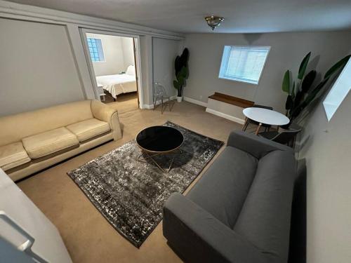 1 BR Gem: Discover Andersonvilles Garden Unit in Chicago, USA