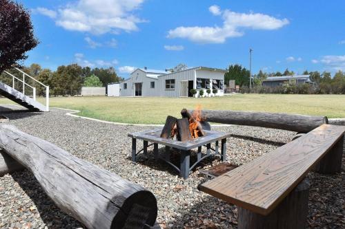 Kulang Lodge in charming Broke with Large Swim Spa and games room suits up to 8 guests, Broke