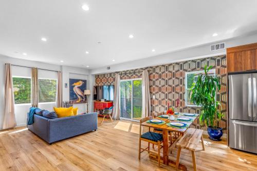 Stylish Sherman Oaks Townhouse 3bed + 3.5bath All Master Suites, Los Angeles