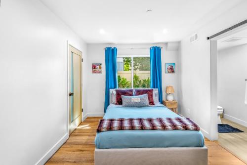 Stylish Sherman Oaks Townhouse 3bed + 3.5bath All Master Suites thumb 4